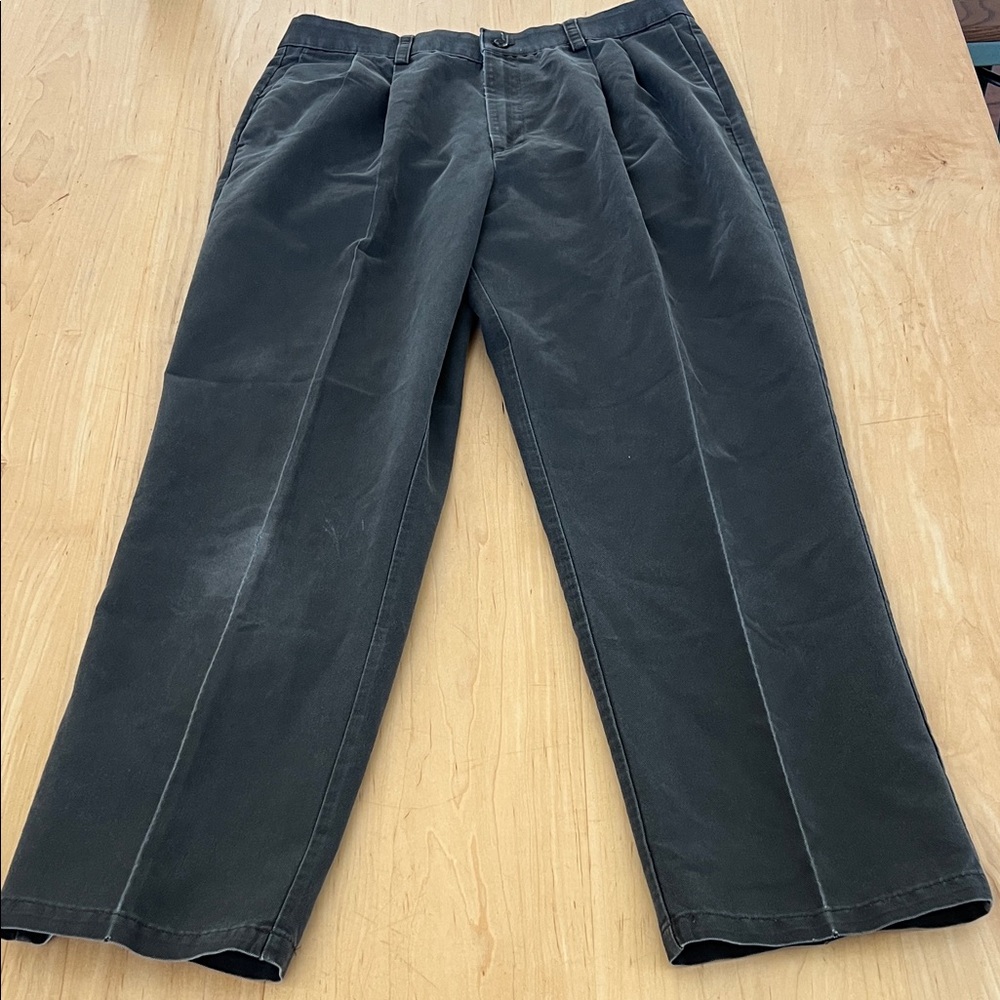 Dockers Men's Straight Pleated Chinos in Dark Gray